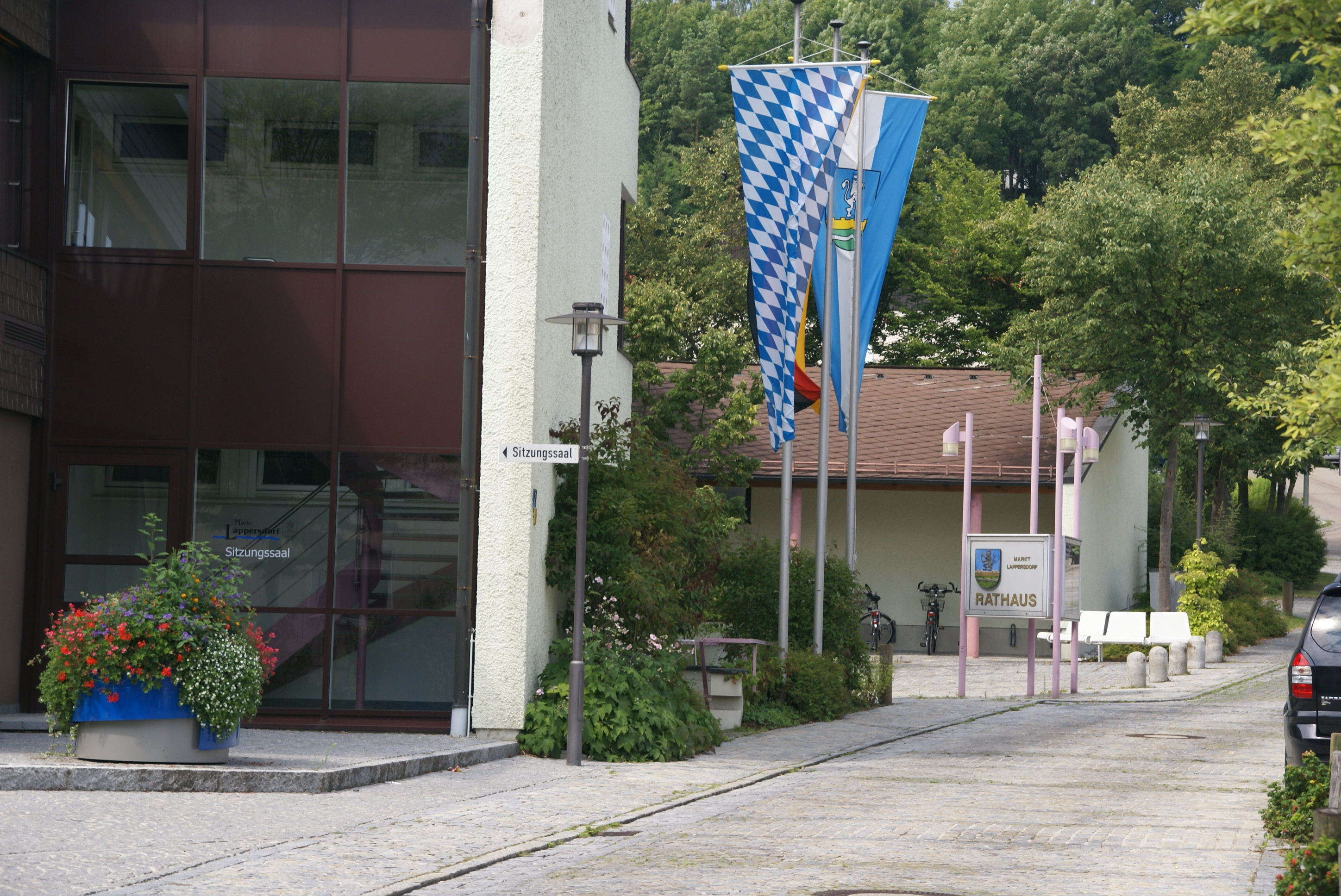 Rathaus Lappersdorf mit Beflaggung
